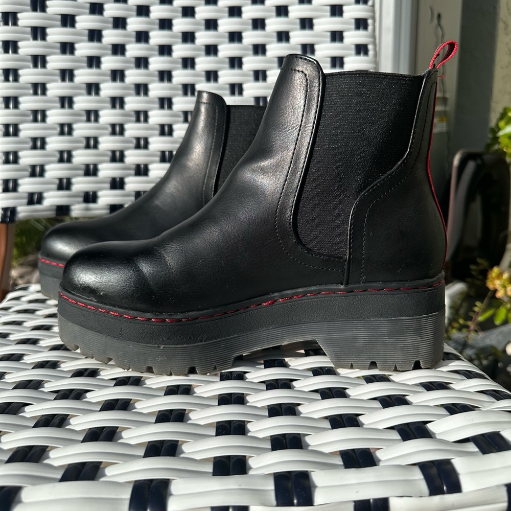 MIA platform pull on combat boots, size 7